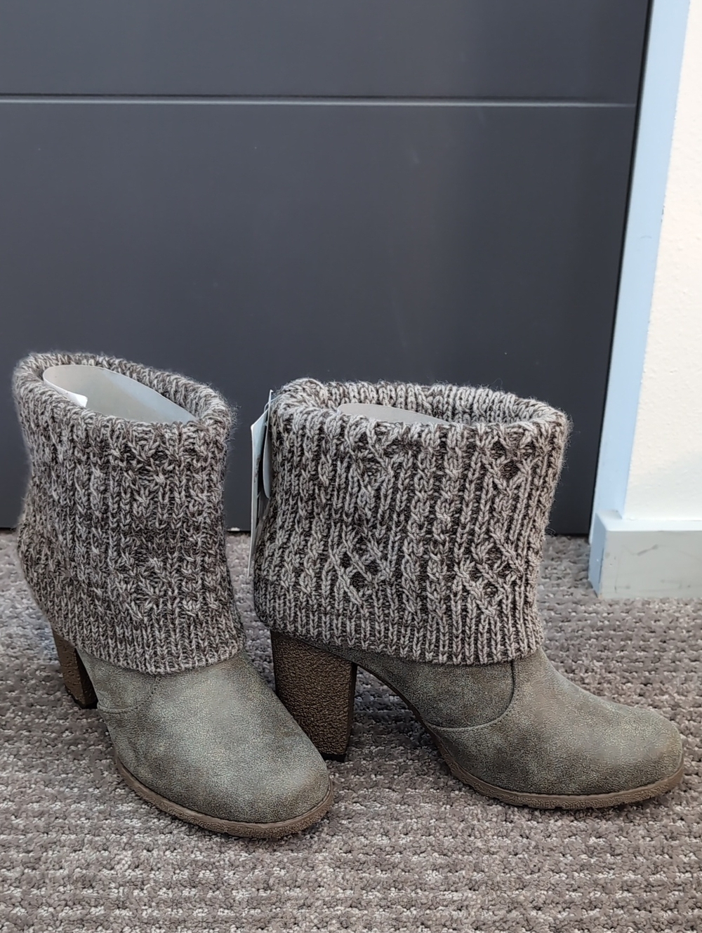 NWT Muk Luks Heeled Cuffed Ankle Boots Size 8